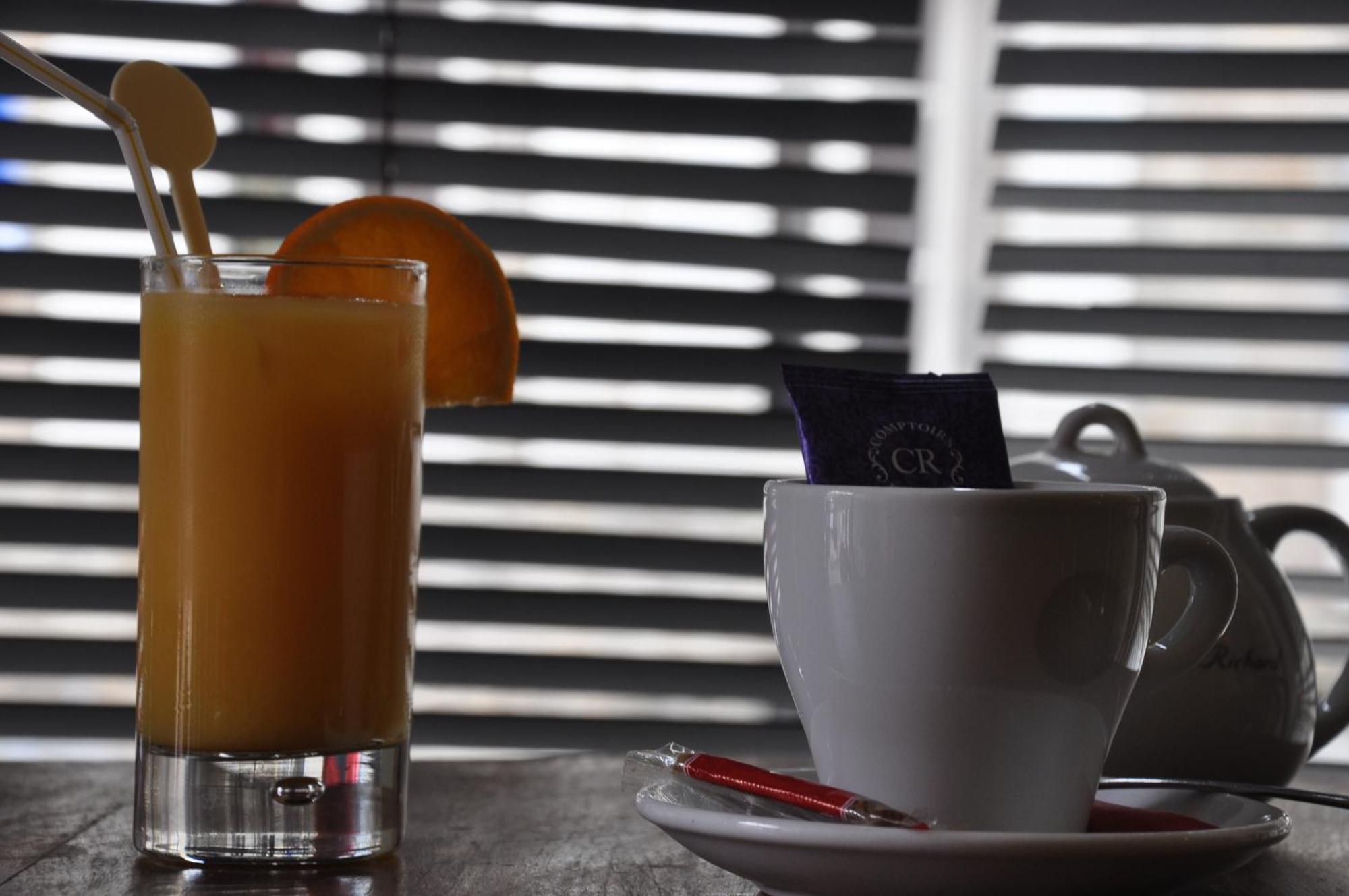 Cafe Hotel Du Theatre Dinan Bagian luar foto