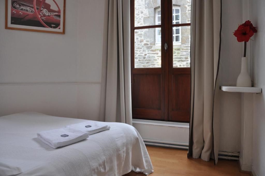 Cafe Hotel Du Theatre Dinan Bagian luar foto