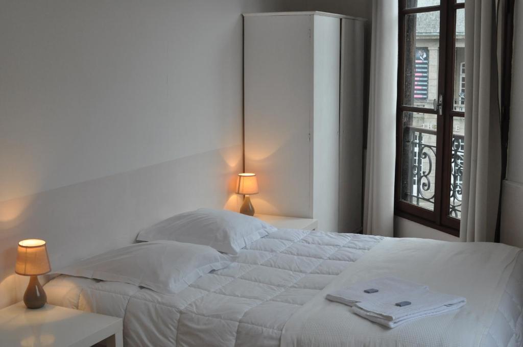 Cafe Hotel Du Theatre Dinan Bagian luar foto