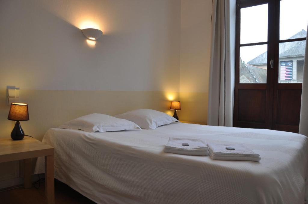 Cafe Hotel Du Theatre Dinan Bagian luar foto