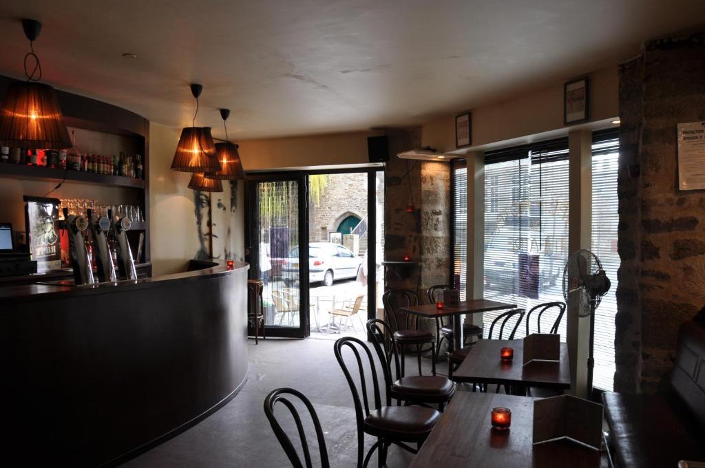 Cafe Hotel Du Theatre Dinan Bagian luar foto